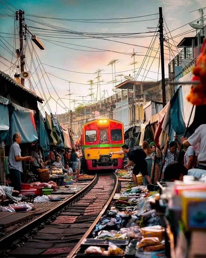 1 Day Tour Damnoen Saduak Floating Market and Maeklong Railroad Railway Market